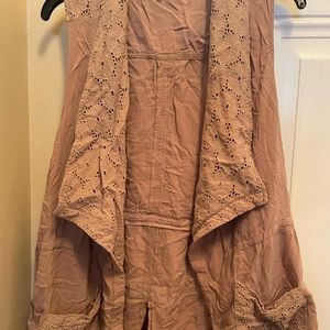 Sleeveless detailed vest